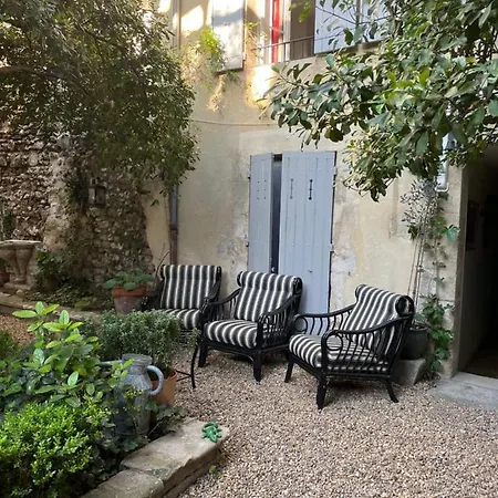 Face Au Palais Bed & Breakfast