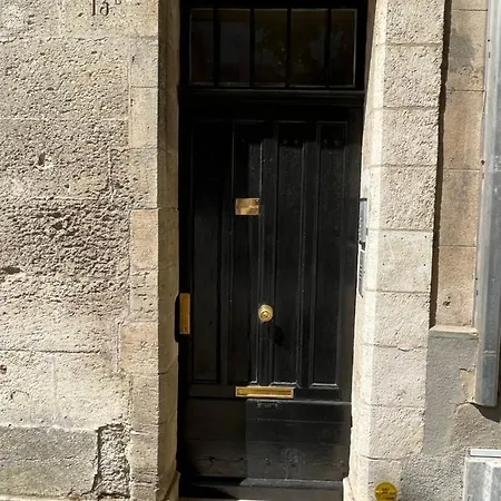 Face Au Palais Bed & Breakfast